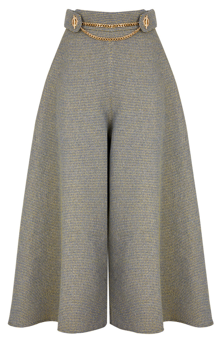 WIDE-LEG SHORTS WITH A GOLD CHAIN AT THE WAIST