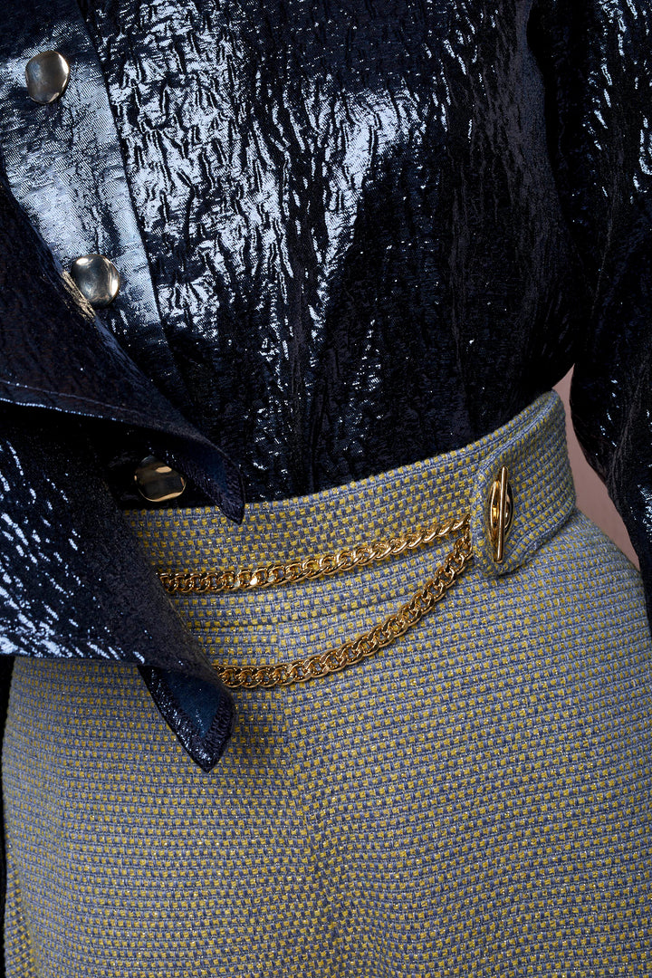 WIDE-LEG SHORTS WITH A GOLD CHAIN AT THE WAIST